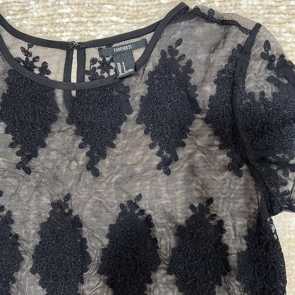 Black mesh and lace top - Picture 2 of 3